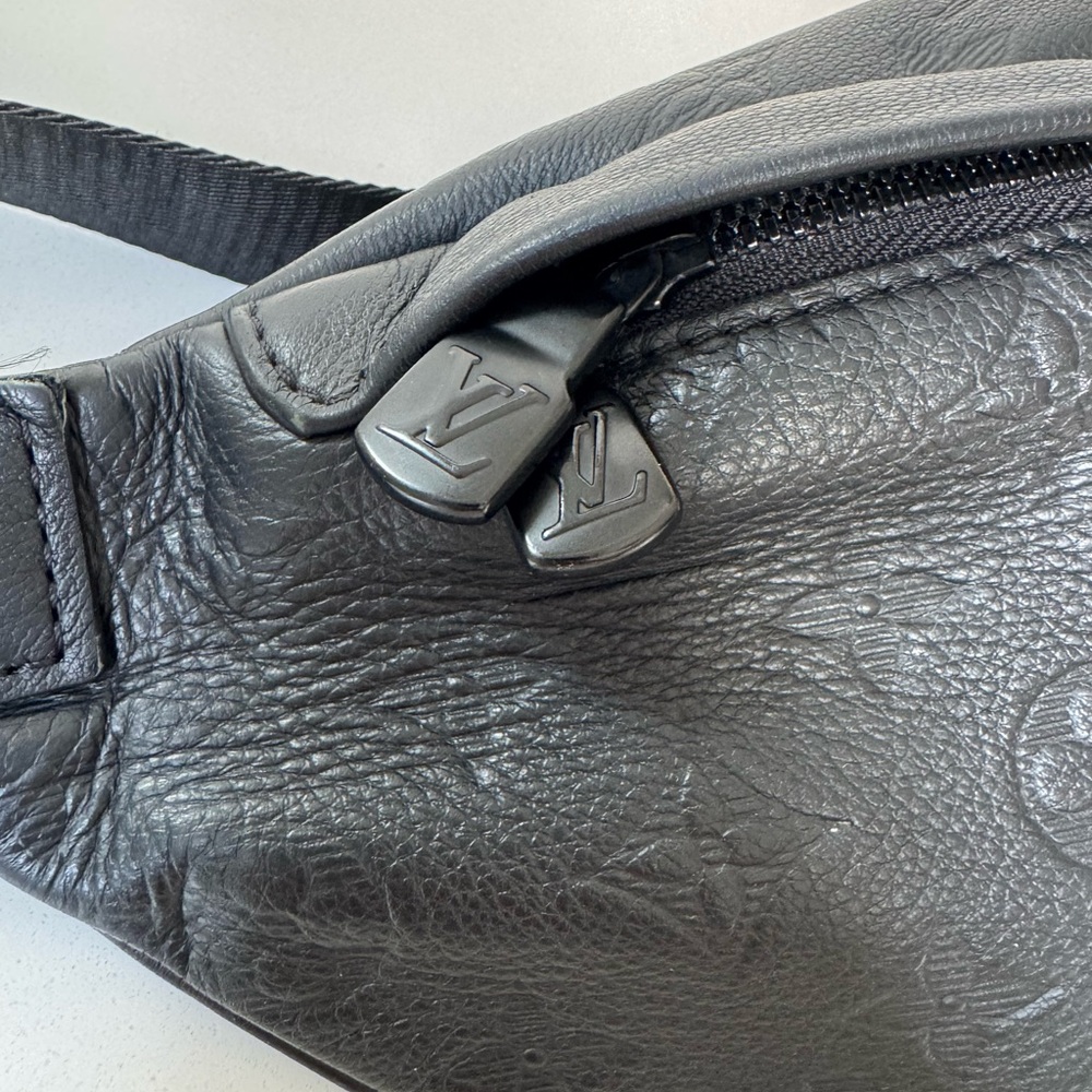 Louis Vuitton Black Monogram Discovery Belt Bag - Picture 7 of 10